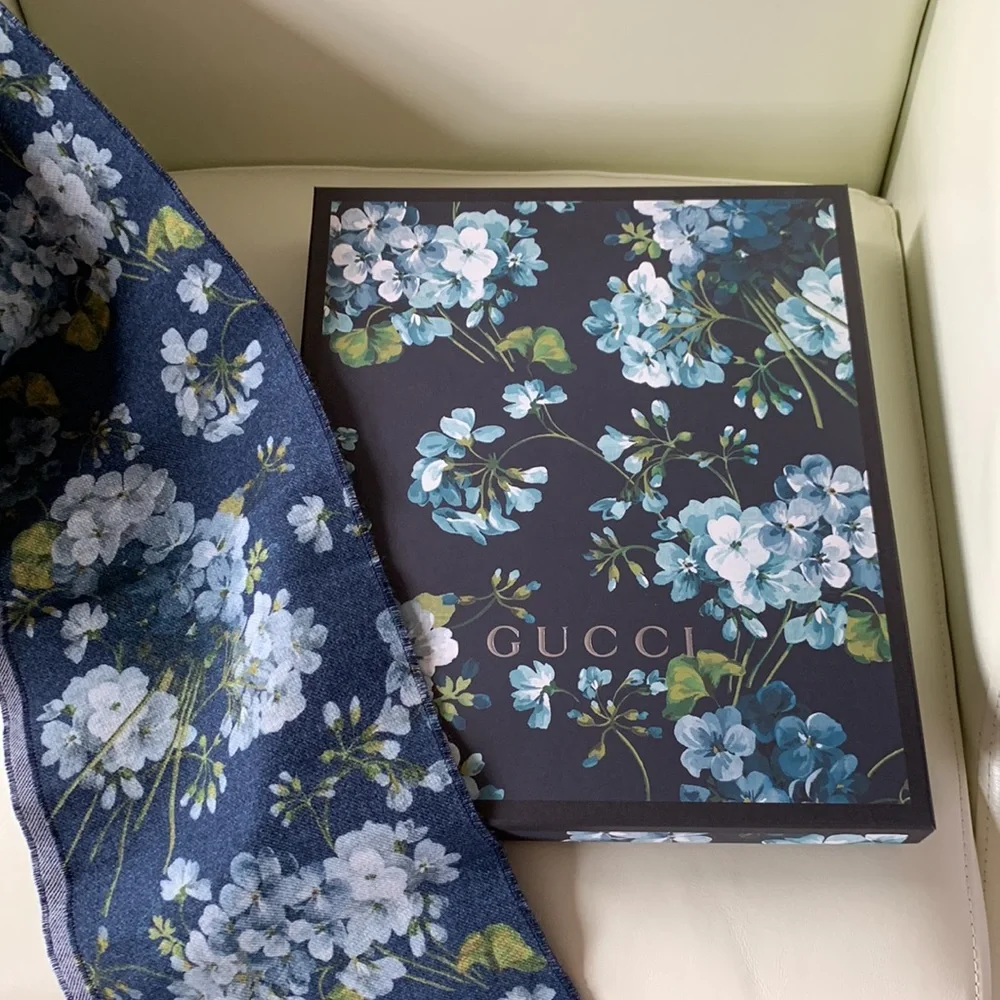 🪻 New Authentic Gucci Reversible Floral Wool Scarf